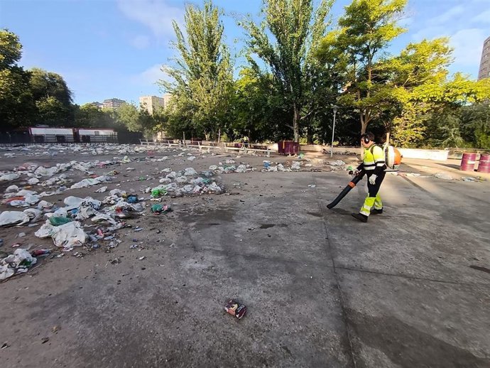 Un operario recoge basura en el recinto de la playa de Las Moreras.