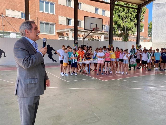 Viso interviene durante su visita al CEIP Cronista Rey Díaz.