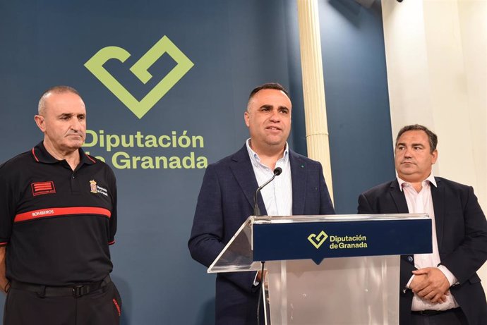 El presidente de la Diputación de Granada, Francis Rodríguez, atiende a los medios en presencia del diputado provincial de Asistencia a Municipios, Eduardo Martos, a su izquierda en la imagen