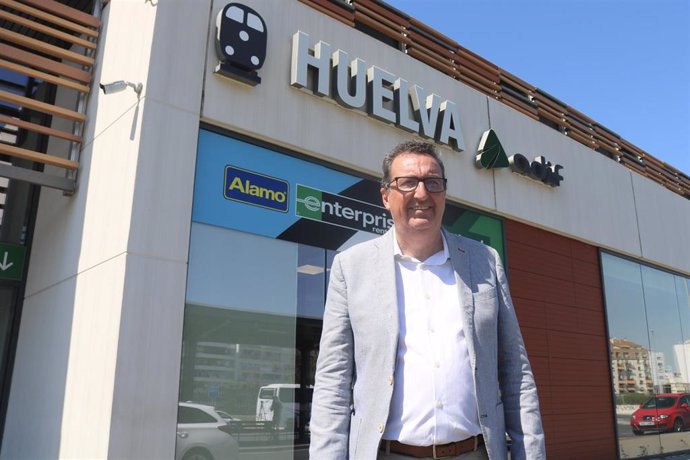 El presidente del PP de Huelva, Manuel Andrés González, en la estación de tren de Huelva.