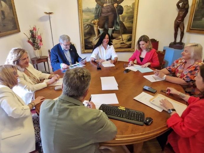 La reunión ha tenido lugar en el Ayuntamiento de Huesca.