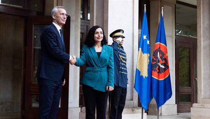 Archivo - La presidenta de Kosovo, Vjosa Osmani, en un encuentro con el secretario general de la OTAN, Jens Stoltenberg