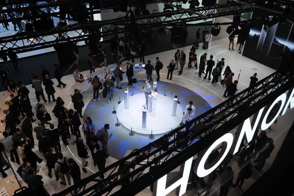 Archivo - Ambiente durante la jornada de inauguración de la XVIII edición del Mobile World Congress (MWC), en el recinto Gran Via de Fira de Barcelona en L'Hospitalet de Llobregat, a 26 de febrero de 2024, en Barcelona, Catalunya