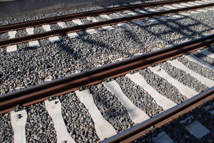 Archivo - Vías de ferrocarril en la estación de Cercanías / Rodalies de Rubí. En primer plano, doble vía adaptada al ancho internacional e ibérico. En segundo plano, vía de ancho ibérico. 