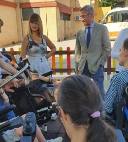 El delegado de Desarrollo Educativo y Formación Profesional, Miguel Ángel Araúz, en el CEEE Directora Mercedes Sanromá.