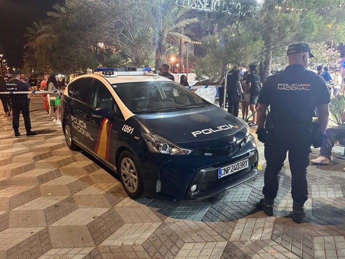 Policia en una barraca en imatge d'arxiu