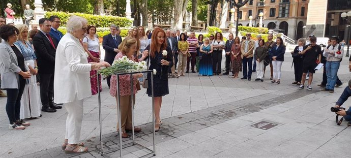 Carmina de la Parte e Inés Núñez, mujer e hija de Francisco Javier Núñez, depositan flores en la primera placa en recuerdo a una víctima de la violencia policial