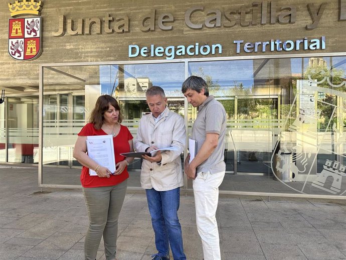 De izquierda a derecha, Vanessa García, Ángel Ceña y Toño Palomar a las puertas de la Junta en Soria