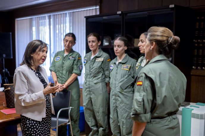 La ministra de Defensa, Margarita Robles (1i), conversa durante la visita a la Unidad Médica de Aeroevacuación del Ejército del Aire y del Espacio, en la Base Aérea de Torrejón de Ardoz, a 24 de junio de 2024, en Torrejón de Ardoz, Madrid (España).