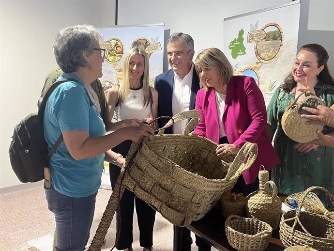 El consejero de Medio Ambiente, Universidades, Investigación y Mar Menor, Juan María Vázquez, con la alcaldesa de Cartagena, Noelia Arroyo, el acto de presentación del Proyecto Spartaria, para la adecuación de masas forestales.