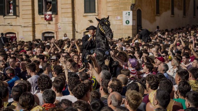 Un jinete con su caballo en las fiestas de Sant Joan de Ciutadella, este lunes 24 de junio de 2024.