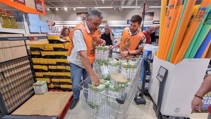 Protesta de Unións Agrarias en un supermercado de Santiago