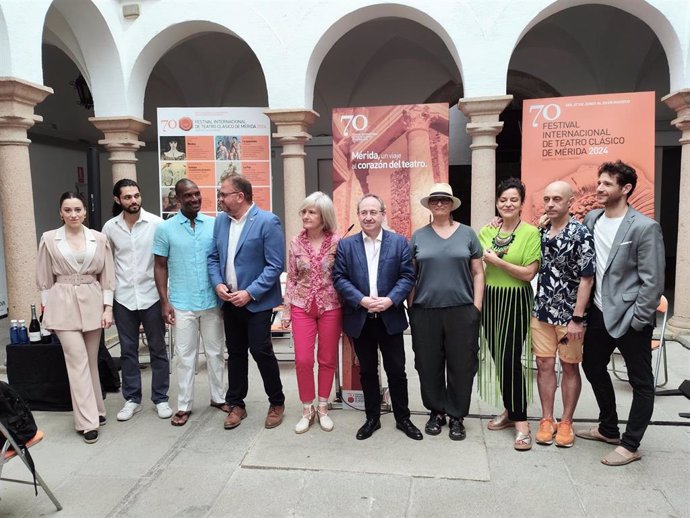 Elenco y autoridades de la ópera 'Medea', que levanta el telón de la 70 edición del Festival de Mérida.