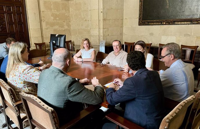 La portavoz del grupo Con Podemos-Izquierda Unida, Susana Hornillo, en la reunión mantenida con el Gobierno local para abordar la problemática de los pisos turísticos en Sevilla.