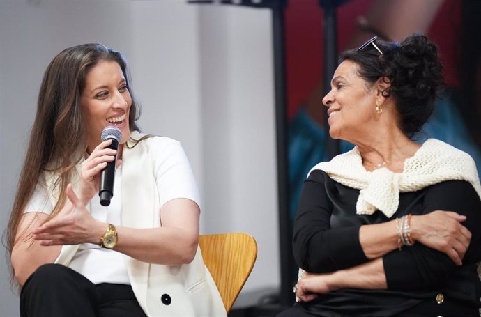 Las cantaoras Aurora Vargas (d) y Argentina (i) durante una rueda de prensa, en foto de archivo.