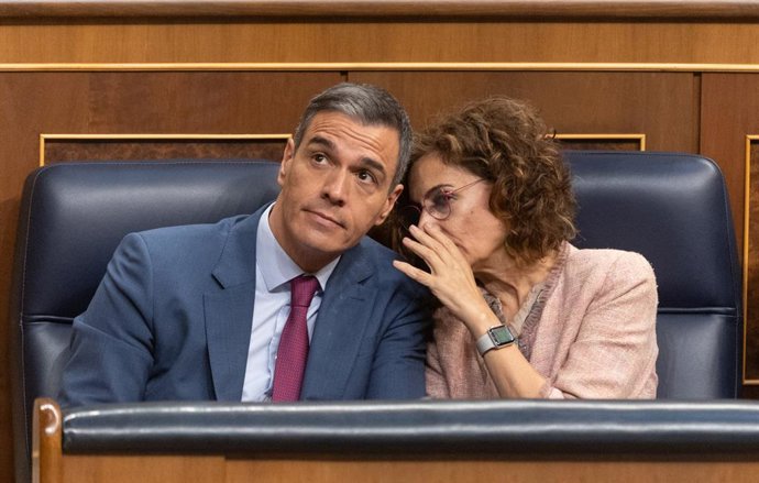 El president del Govern, Pedro Sánchez i la vicepresidenta primera i ministra d'Hisenda, María Jesús Montero, durant un ple al Congrés dels Diputats, a 20 de juny del 2024, a Madrid (Espanya).