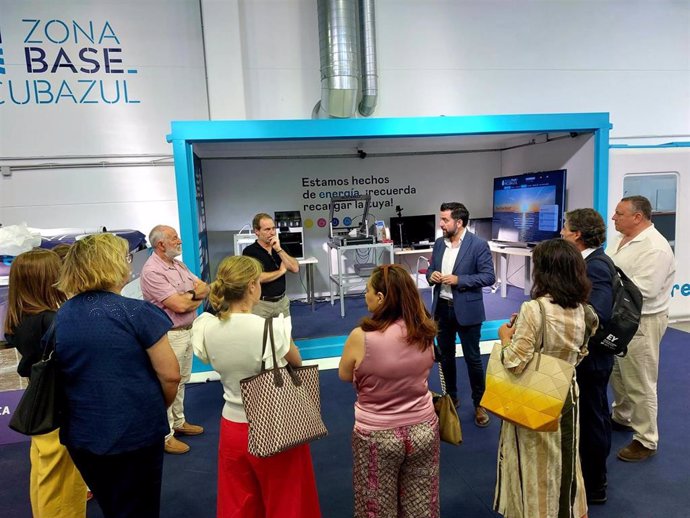 El delegado del Estado en la Zona Franca de Cádiz, Fran González, en la presentación de una startup de Incubazul a representantes del Consejo Social de la UCA