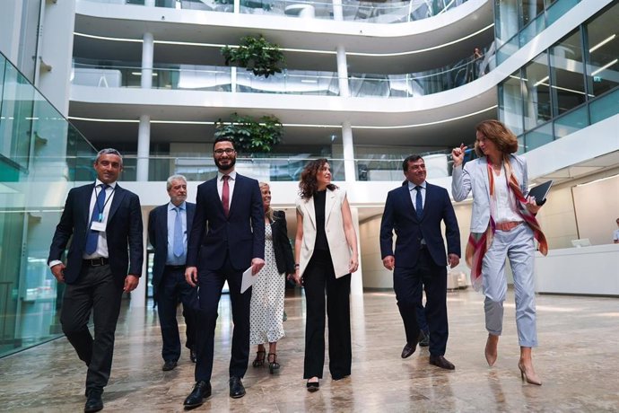 Isabel Díaz Ayuso en su visita a Múnich con el presidente y CEO de Siemens España y Siemens Mobility SouthWest Europe, Agustín Escobar