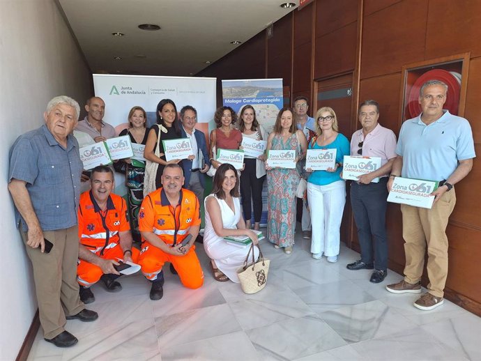 El director gerente del Centro de Emergencias Sanitarias 061 de Andalucía, Fernando Ayuso, y el concejal de Derechos Sociales, Francisco Cantos, han hecho entrega de estas distinciones.