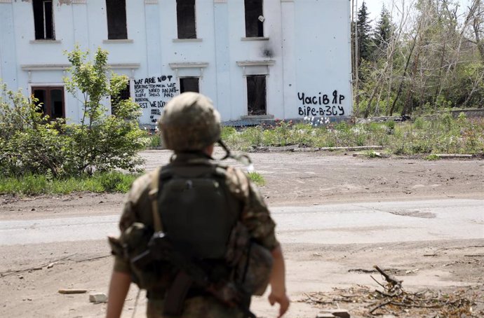 Archivo - Soldado ucraniano frente al Palacio de la Cultura, en la ciudad de Chasiv Yar, en Donetsk, tras haber sido destruido por los bombardeos rusos.