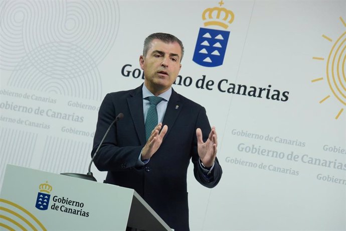 Archivo - El vicepresidente del Gobierno de Canarias y consejero de Economía, Manuel Domínguez, en rueda de prensa