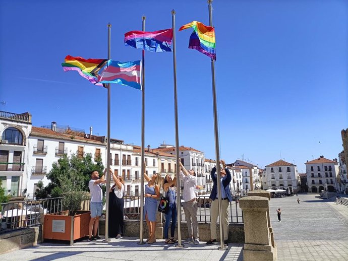 Izado de banderas LGTBI+ en las escalinadas del Ayuntamiento de Cáceres