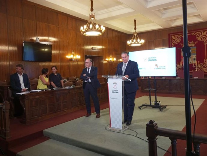 El presidente de la Diputación de Zamora, Javier Faúndez, junto al director general de Infraestructuras y Sostenibilidad Medioambiental, José Manuel Jiménez.