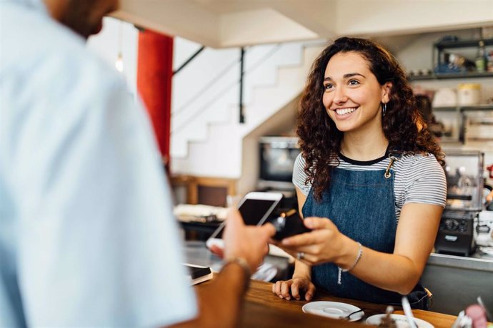 Archivo - Los Comerciantes Españoles Creen Que Favorecer La Llegada De Turistas Ayuda A Impulsar Sus Negocios