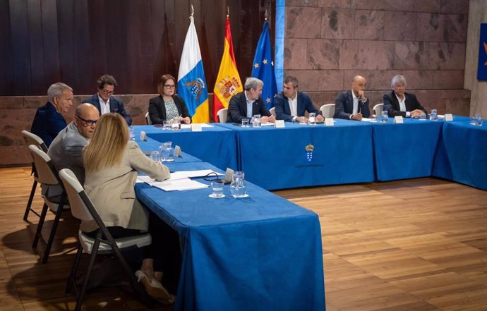 Reunión entre el presidente de Canarias, Fernando Clavijo, y los grupos parlamentarios, acerca de la reforma de la ley de extranjería para derivar a los menores migrantes a otras comunidades