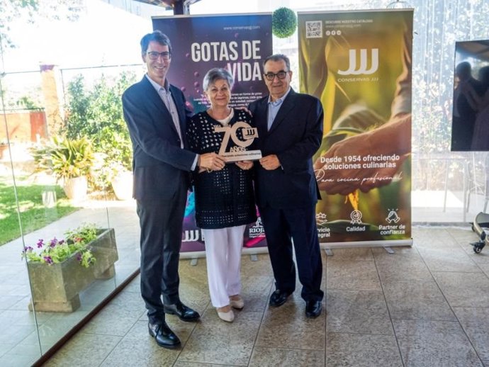 El presidente del Gobierno riojano, Gonzalo Capellán, visita la empresa JJJ de Rincón de Soto