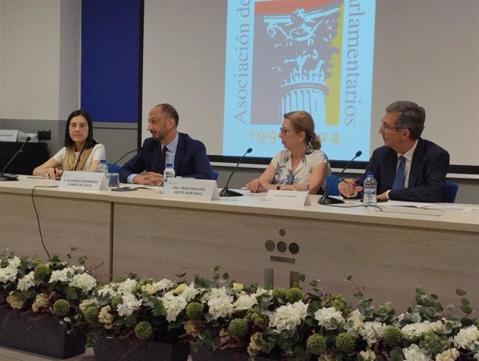 El vicepresidenta primero del Congreso, el socialista Alfonso Rodríguez Gómez de Celis, inaugura un curso de la Asociación de Periodistas Parlamentarios (APP)