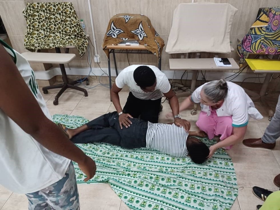 La TCAE Cristina Sánchez y la doctora Reina Monsó, del Servicio de Cardiología de Quirónsalud Málaga, viajan en misión de cooperación internacional a Malabo, en Guinea Ecuatorial, para formar en reanimación cardiopulmonar (RCP) y hábitos de vida saludab