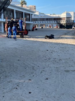 Playa de la Caleta tras la limpieza de los operarios por la noche de San Juan.