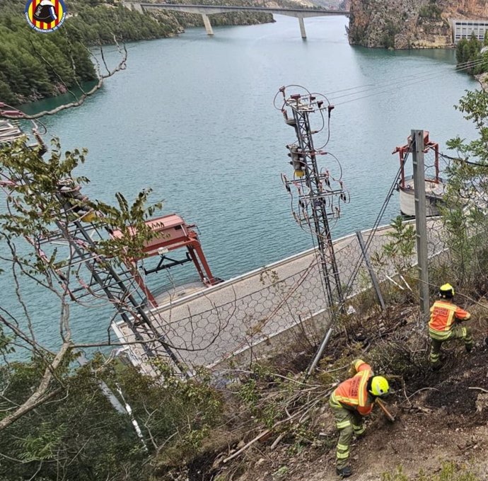 Bomberos en la zona del incendio