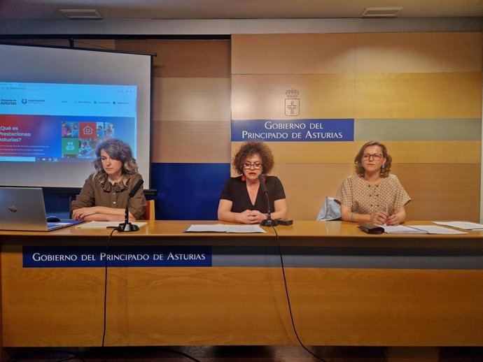 La responsable técnica del proyecto, Patricia Fernández; la consejera de Derechos Sociales y Bienestar, Marta del Arco, y la directora general de Gestión de Derechos Sociales, Paula María Álvarez.