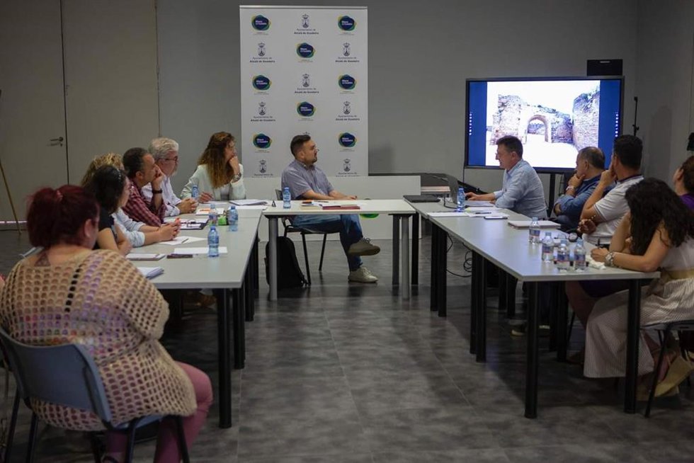 El arquitecto, Alfredo Alonso, presentó el proyecto a los miembros de este Consejo, con la asistencia del delegado de Patrimonio, Christopher Rivas.