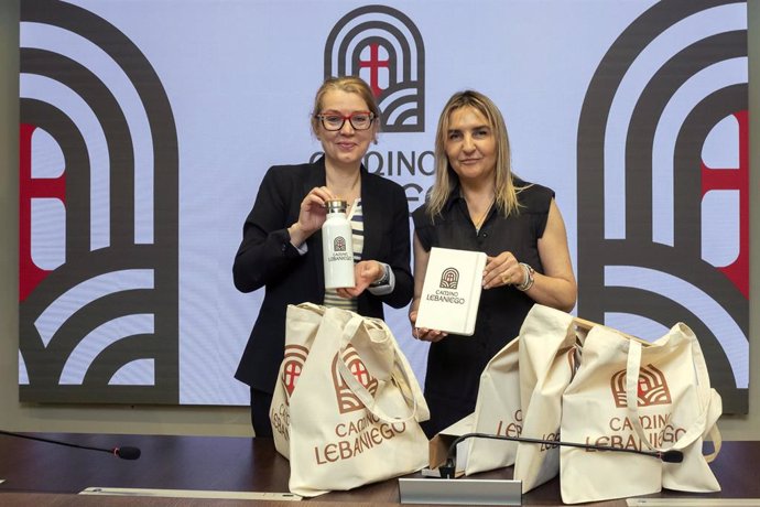 La consejera de Cultura, Turismo y Deporte, Eva Guillermina Fernández, presenta en rueda de prensa la nueva imagen de la Fundación Camino Lebaniego.