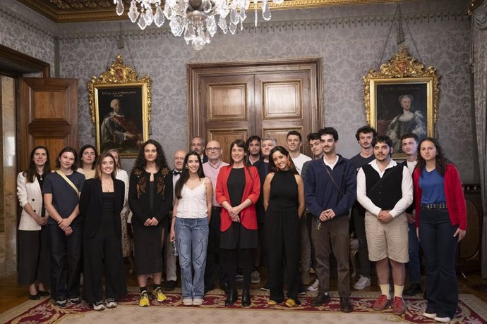 La vicepresidenta Alfaro, con los jóvenes participantes en el campus y otros responsables.