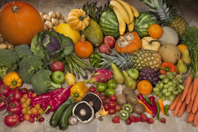 Archivo - Dietista recomienda consumir frutas de temporada y limitar el alcohol para mantener una dieta saludable en verano