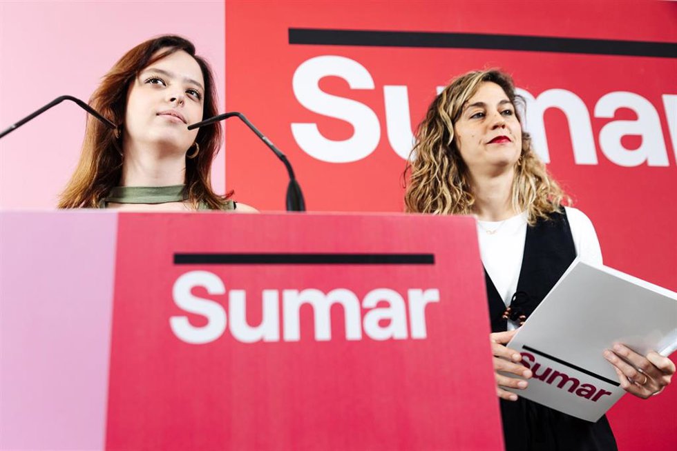 La secretaria de Comunicación de Sumar, Elizabeth Duval (i) y la secretaria de Organización de Sumar, Lara Hernández (d), durante una rueda de prensa, en el Espacio Rastro, a 24 de junio de 2024, en Madrid (España). Durante la rueda de prensa, han habla