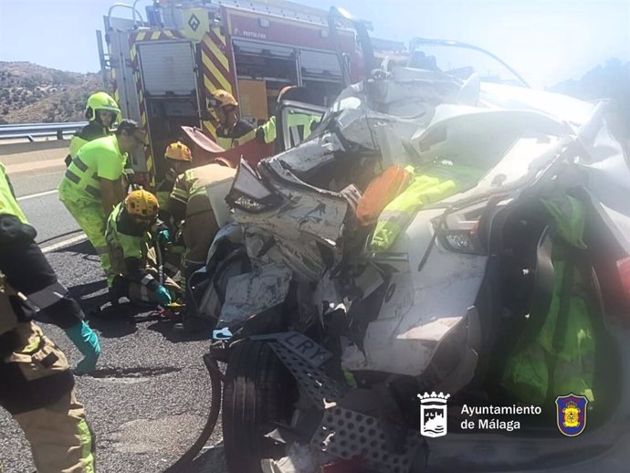 Bomberos intervienen tras un accidente entre un camión y un turismo en Málaga