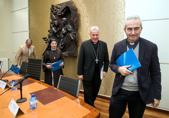 El arzobispo, Mario Iceta, (2D) la secretaria de la Federación de Hermanas Clarisas de Ntra. Sra. De Aránzazu, Carmen Ruiz; elvicario judicial de la archidiócesis, Miguel Gómez Arce y Rodrigo Saiz García, director Jurídico.