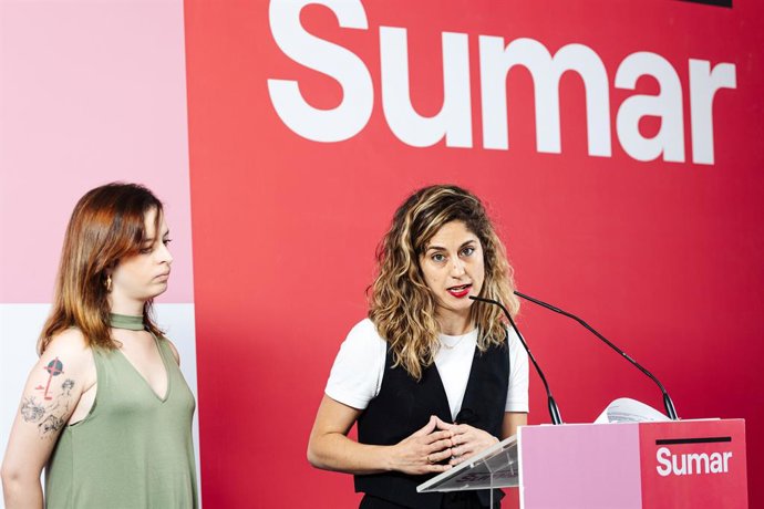 La secretria de Comunicació de Sumar, Elizabeth Duval (e) i la secretria d'Organització de Sumar, Lara Hernández (d), durant una roda de premsa, a l'Espai Rastre, a 24 de juny del 2024, a Madrid (Espanya). 