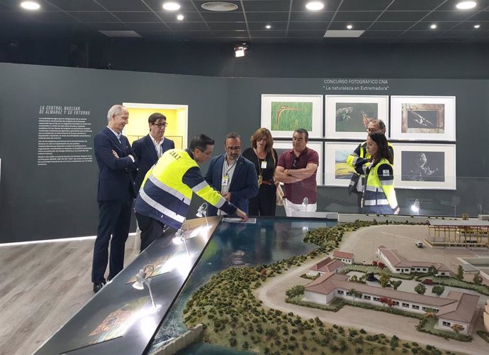 El presidente de la Diputación de Cáceres visita la Central Nuclear de Almaraz