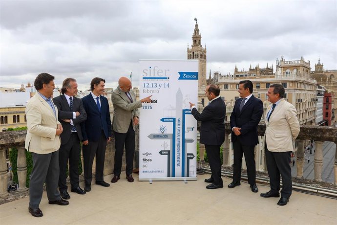 El delegado de Fiestas Mayores, Manuel Alés, en la presentación del Salón de la Industria de Ferias y Fiestas, que acogerá la capital andaluza en 2025.