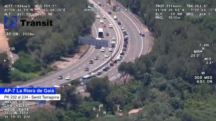 Trànsit a l'AP-7 en l'operació tornada cap a Barcelona pel pont de Sant Joan