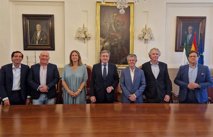 De izquierda a derecha: Manuel González, Pedro Costa, Angie Moreno, Rafael Carmona, Elisardo Sánchez, Ángel Pulido y Antonio Castaño.