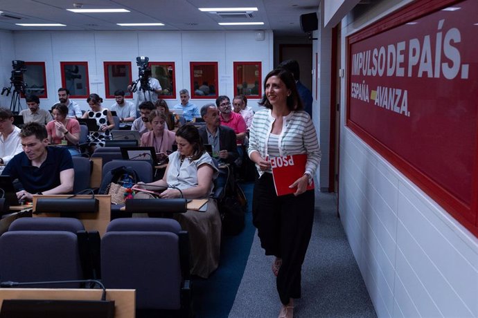 La portavoz del PSOE, Esther Peña, antes de iniciar una rueda de prensa en Ferraz