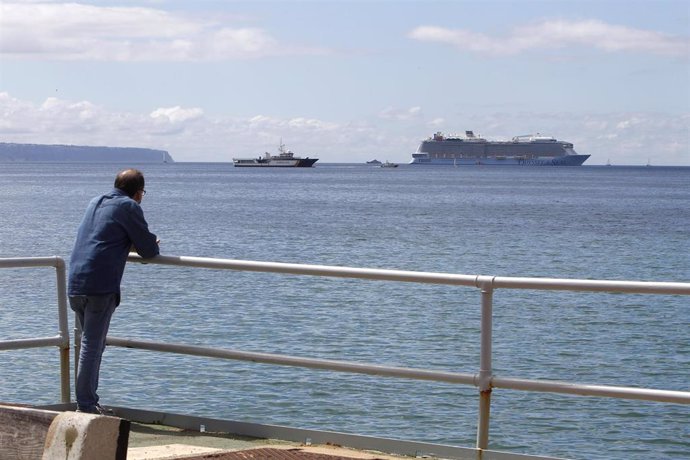 Archivo - Un hombre observa el crucero ‘Odyssey of the Seas’ en Palma.