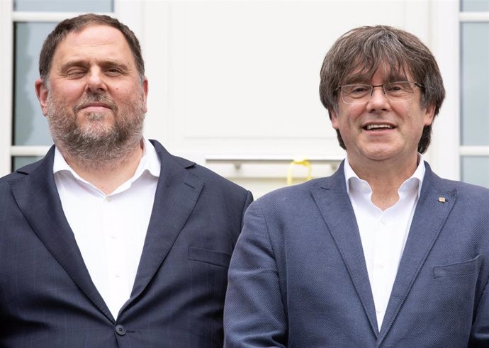 Archivo - El exvicepresidente y líder de ERC, Oriol Junqueras (i), y el expresidente de la Generalitat y líder de Junts, Carles Puigdemont